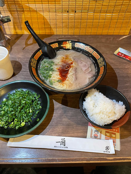 「ラーメン＋替え玉＋追加ねぎ＋小ごはん」@一蘭 越谷イオンレイクタウン店の写真