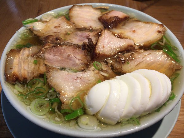 「チャーシュー麺＋ゆでたまご」@えっちゃんラーメン。 田町店の写真