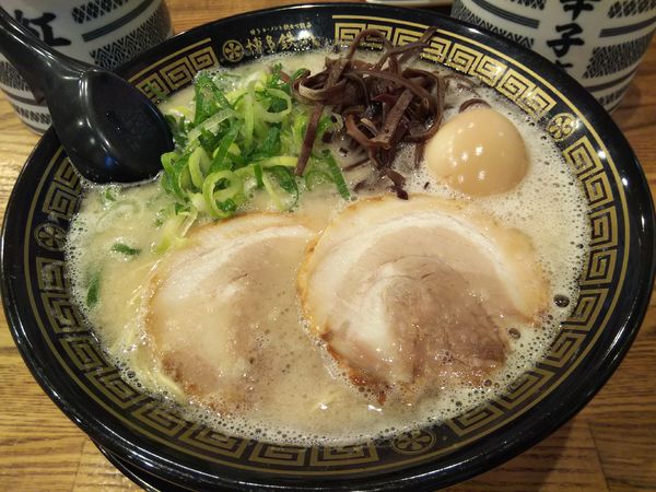 「豚骨ラーメン　：カタ　＋味玉：サービス券　＋辛子高菜：無料」@博多鉄八 元町店の写真