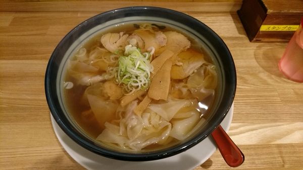 「ワンタンメン_790円」@ワンタンメンの満月 三鷹店の写真