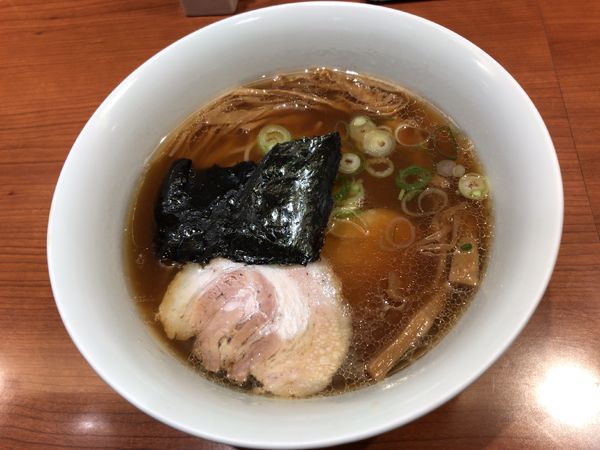 「醤油らぁ麺」@支那そばや 東京ラーメンストリート店の写真