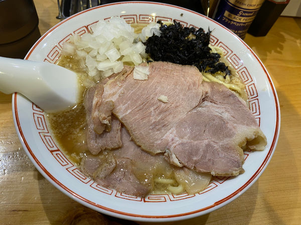 「醤油 中華そば🍜🥢(玉ねぎ🧅)」@背脂煮干し中華そば 和市 新橋本店の写真