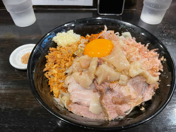 「汁なし　油ニンニクオニシビレマシ」@麺屋 豚他の写真