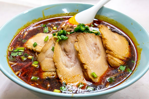 「台湾ラーメン チャーシュー5枚トッピング」@くるまやラーメン 大原店の写真