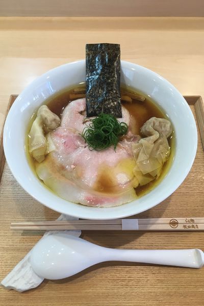 「わんたん入りしょうゆチャーシュー麺」@飯田商店 湯河原本店の写真