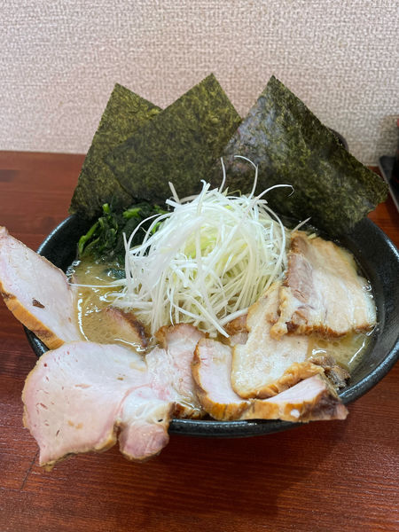 「ハーフチャーシュー白ネギ麺＋バラチャーシュー2枚」@横浜家系らーめん 天王家 寒川総本店の写真