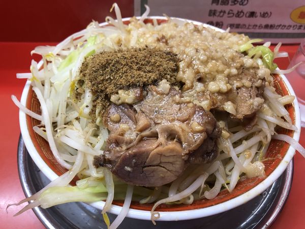 「特製油まぜ麺　野菜背脂魚粉」@麺でる 戸越店の写真