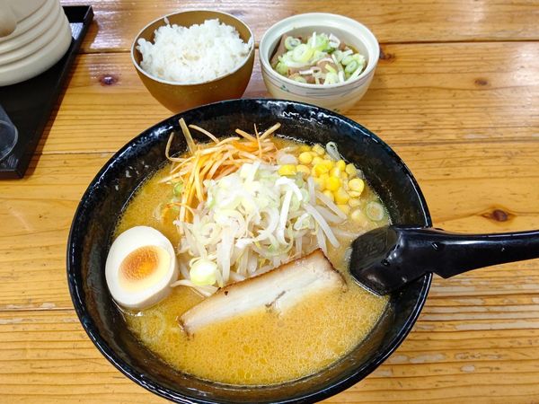 「みそらーめん(並盛・150g)760円＋ミニもつ煮＋小ライス」@ラーメン焼肉 笑吉の写真