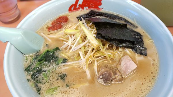 「ネギラーメン醤油中盛り900円(油少なめ)」@ラーメン 山岡家 高崎中尾店の写真
