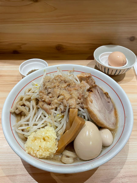 「ラーメン眞久中盛＋生卵」@眞久中の写真