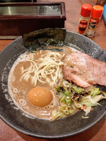「横浜豚骨+味玉」@和歌山家 蒔田店の写真