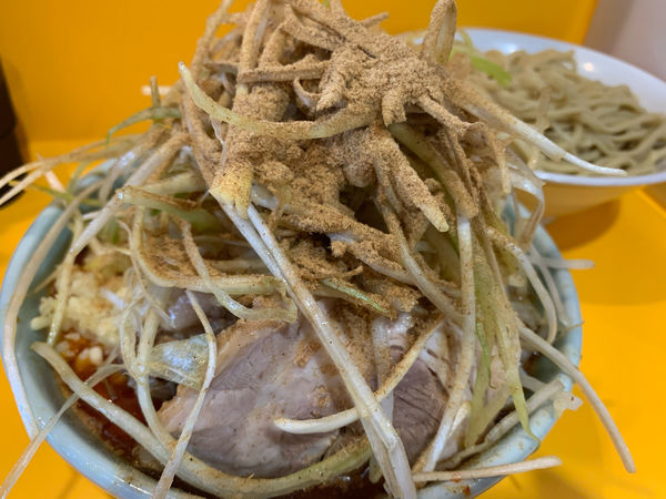 「小つけ辛い奴3倍ニンニクマシマシヤサイアブラ生姜葱和風BB」@ラーメン二郎 八王子野猿街道店2の写真