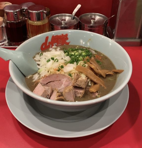 「鬼煮干しラーメン コロチャーシュー」@ラーメン山岡家 蘇我店の写真
