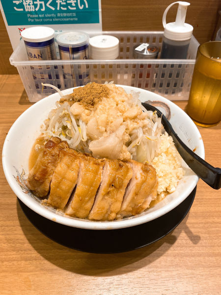 「ミニぶたラーメン　ニンニクアブラマシマシヤサイアレ」@豚山 上野店の写真