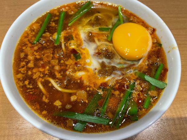 「台湾ラーメン(生玉子入り)930円」@味仙 JR名古屋駅店の写真