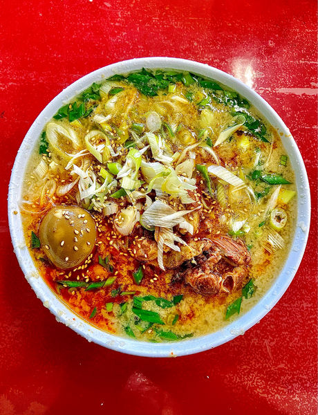 「辛口ホルモン麺 （味玉入り）」@とん平食堂の写真