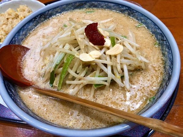 「白味噌ら〜めん」@手打ちらーめん 満月の写真