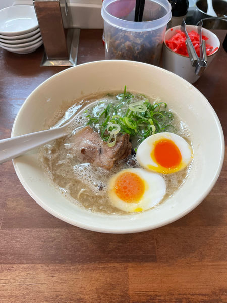 「博多豚骨らーめん、半熟たまご」@幸心堂の写真