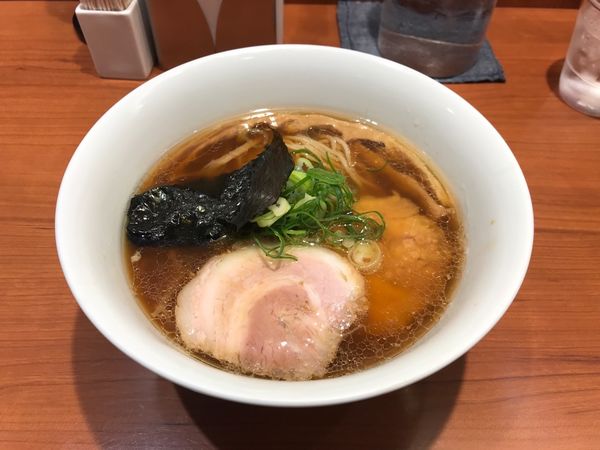 「醤油らぁ麺」@支那そばや 東京ラーメンストリート店の写真