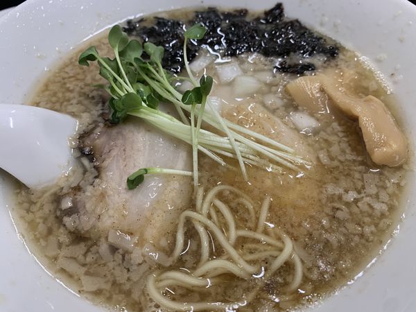 「背脂煮干しらぁめん（醤油）750円」@ラーメン香華の写真