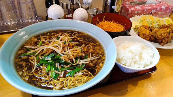 「肉中華+特盛り+辛ネギ+唐揚げ+ライス」@優勝軒 狭山店の写真