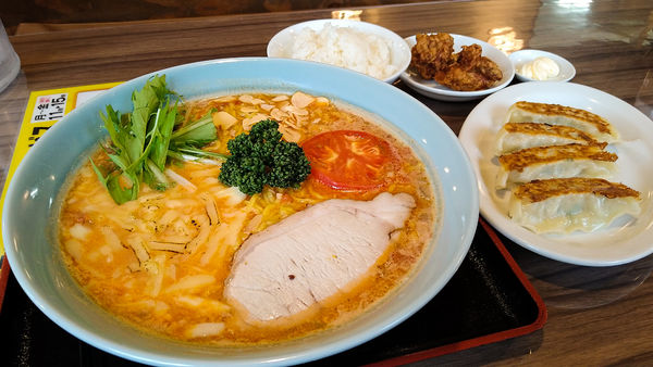 「限定/炙りチーズトマトラーメン+大餃子+唐揚げ+他」@優勝軒 狭山店の写真