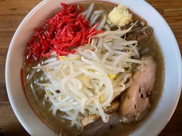 「らーめんしょうゆ 850円（紅しょうが50円）」@らーめん豚の道の写真