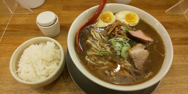 「喜多方らーめん 煮干し+大盛+味玉+ライス」@麺や 七彩 八丁堀店の写真