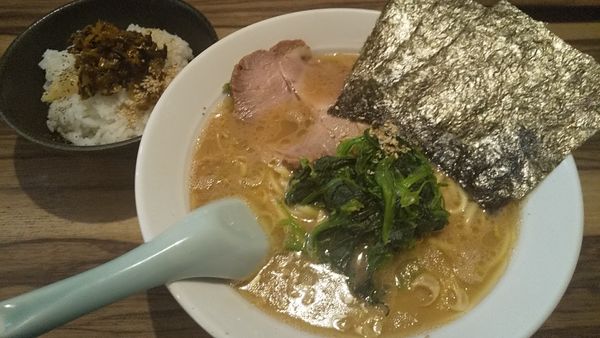 「ラーメン・並盛+ライス(￥680＋無料)」@横浜家系らーめん 五丁目ハウスの写真