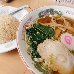 醤油ラーメン￥７００、半チャーハン￥３６０
