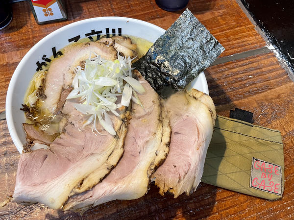 「天城黒豚腕肉チャーシュー麺（塩）」@元祖一条流がんこラーメン たま館分店の写真