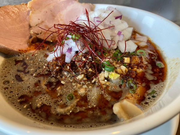 「気まぐれ①にぼたん（煮干しベースの坦々麺）刻み玉ねぎ(o^^o)」@中華蕎麦 志の写真