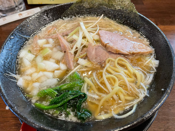 「ネギラーメン850円、平打ち麺変更50円」@拉麺・呑み喰い処 伊八の写真