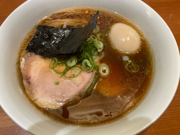 「醤油金華豚チャーシュー麺　名古屋コーチン味玉」@支那そばや 東京ラーメンストリート店の写真