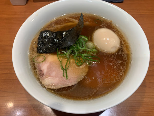 「醤油金華豚チャーシュー麺　名古屋コーチン味玉」@支那そばや 東京ラーメンストリート店の写真