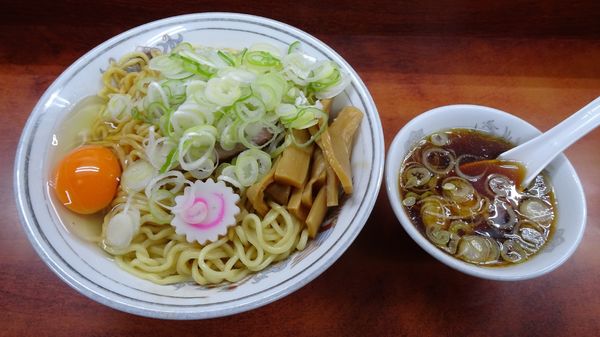 「油そば：大（800円）＋ネギ（100円）＋生玉子＋スープ」@珍々亭の写真