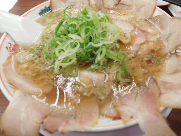 「特製醤油肉入りラーメン８５０円（税抜）」@ラーメン魁力屋 北与野店の写真