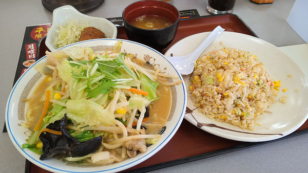 「野菜たっぷり味噌ラーメン+チャーハン+クリームコロッケ+他」@山田うどん食堂 青梅新町店の写真