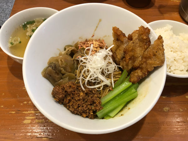 「黒汁なし担々麺+豚揚げ肉(排骨)」@担々麺 ほおずきの写真