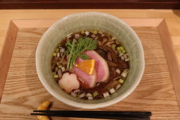 「鴨らぁ麺 醤油（手もみ麺）￥９００」@らぁ麺 かものはいろの写真