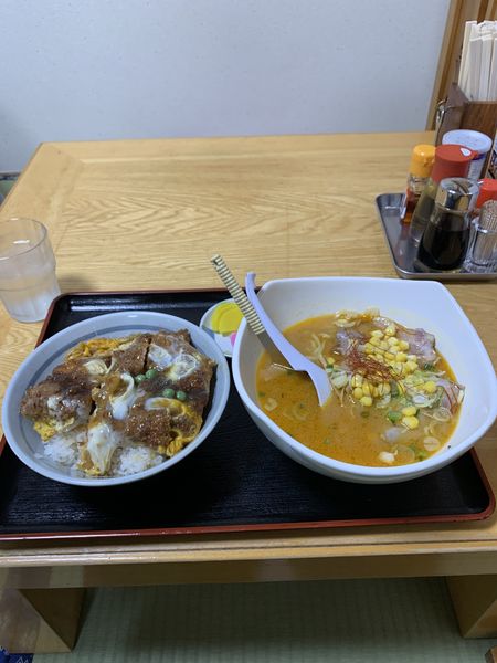 「みるく味噌ラーメン+煮込みカツ丼」@牛乳屋食堂の写真