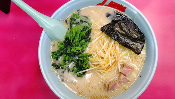 「ネギラーメン(900円)+ホウレン草(120円)」@ラーメン山岡家 小山田間店の写真