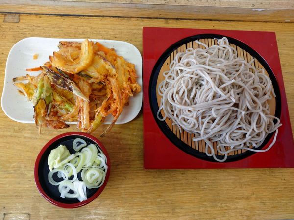 「もりそば（420円）＋野菜かきあげ（140円）」@北品川弁当の写真