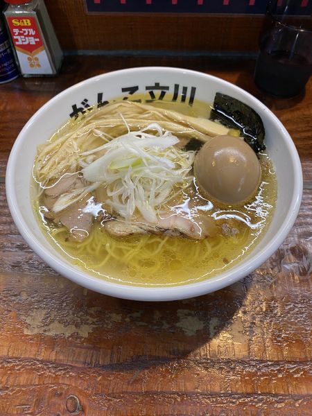 「塩(モモ)+味玉」@元祖一条流がんこラーメン たま館分店の写真