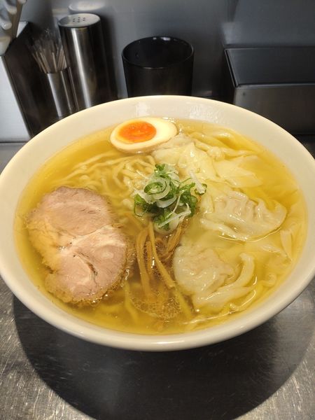 「塩ワンタンめん大盛」@自家製麺 らあめん吟の写真