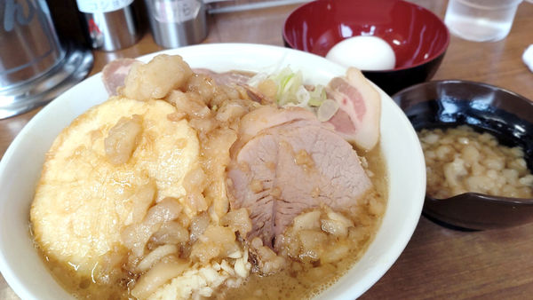 「【昼】半分170g+南部せんべい+ローストポーク1枚」@ラーメンの店 どでん 北浦和店の写真