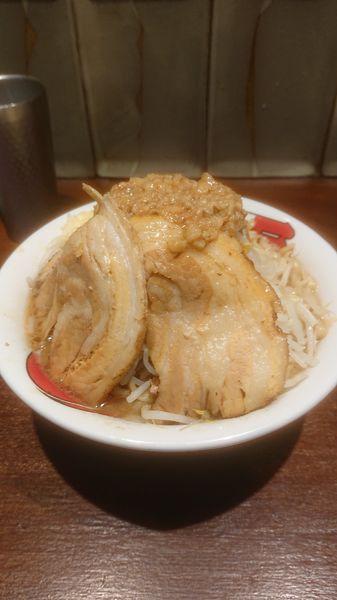 「雷そば特盛  豚１枚  ちょい野菜  ニンニク」@ラーメン 雷 東京本丸店の写真