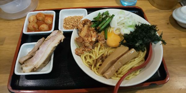 「油そば+大盛+チヤーシュー+チンピラ卵+フライドガーリック」@味噌麺処 花道庵の写真