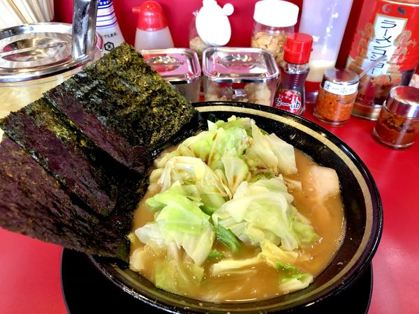 「ラーメン（豚骨醤油）680円、キャベツ80円」@家系ラーメン たつ家の写真