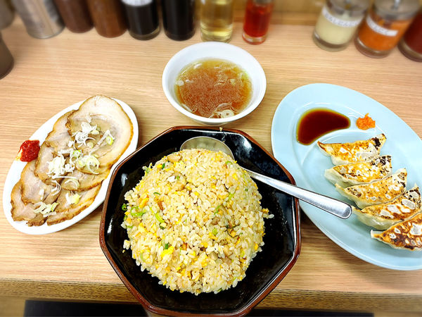 「ガーリックチャーハン、おつまみ焼豚、餃子」@ラーメンたかし屋 西葛西店の写真